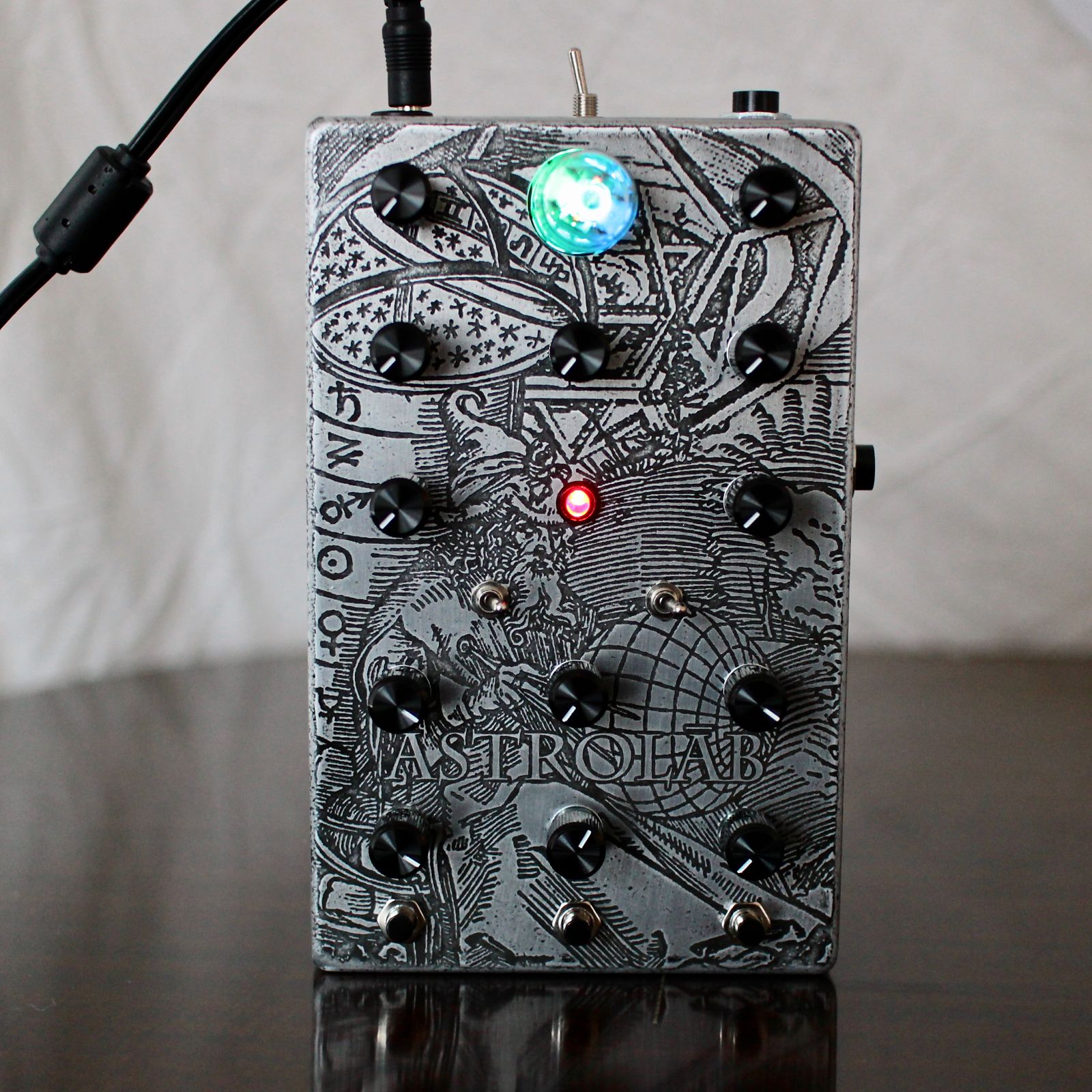 Triode Pedals Astrolāb Drone Synthesizer with Tube filter