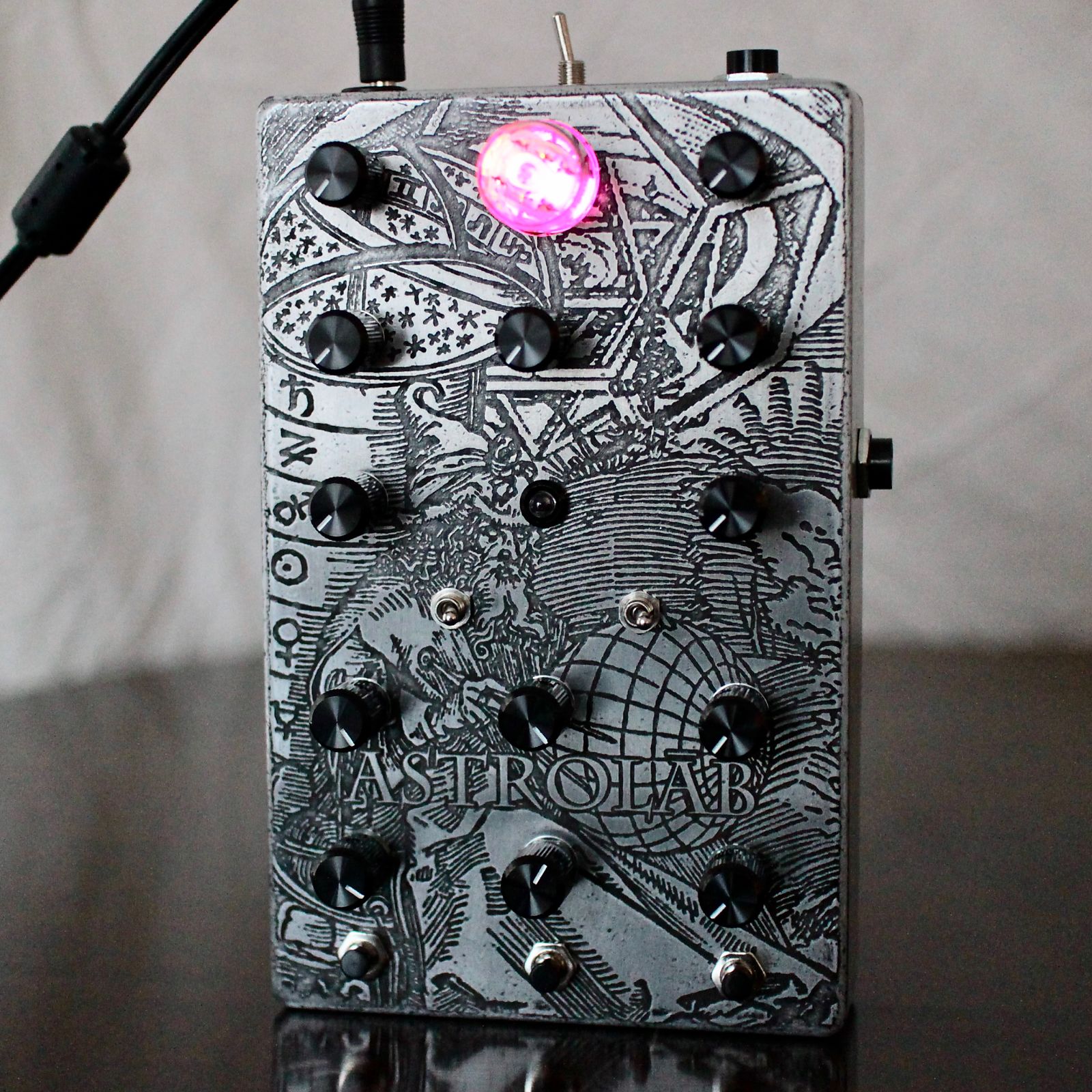 Triode Pedals Astrolāb Drone Synthesizer with Tube filter