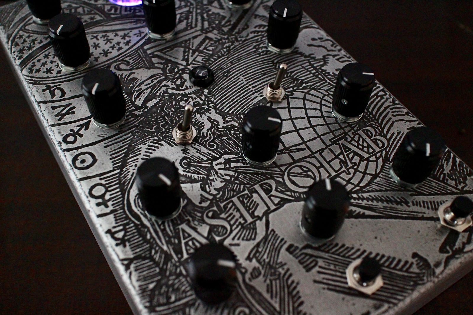 Triode Pedals Astrolāb Drone Synthesizer with Tube filter