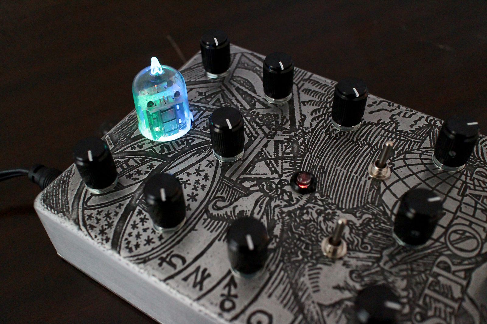 Triode Pedals Astrolāb Drone Synthesizer with Tube filter