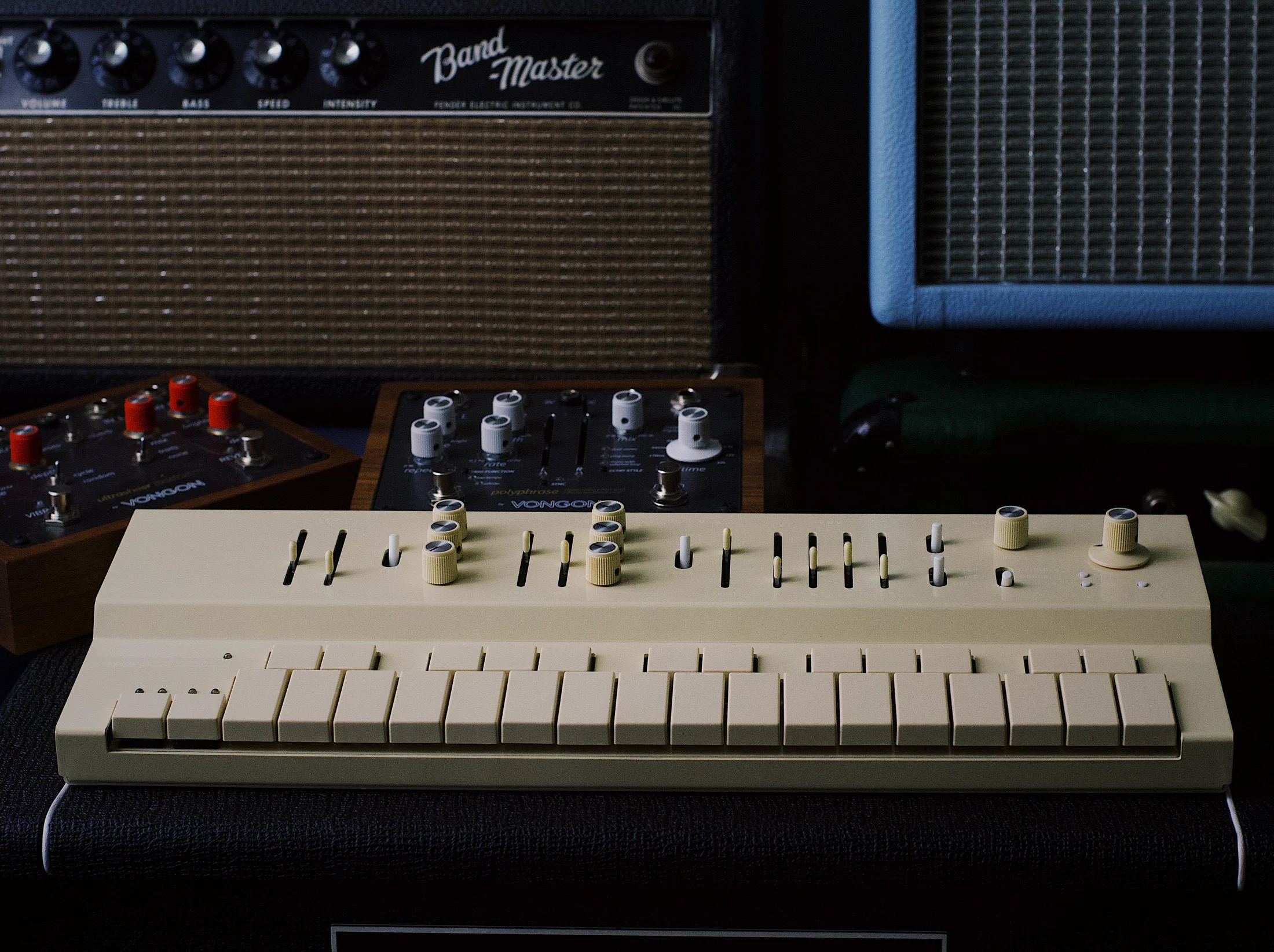 VONGON Replay polyphonic synthesizer with multi-mode arpeggiator