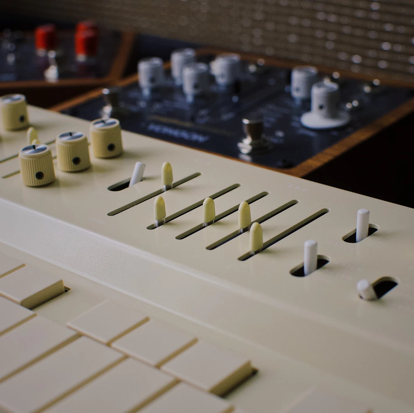 VONGON Replay polyphonic synthesizer with multi-mode arpeggiator